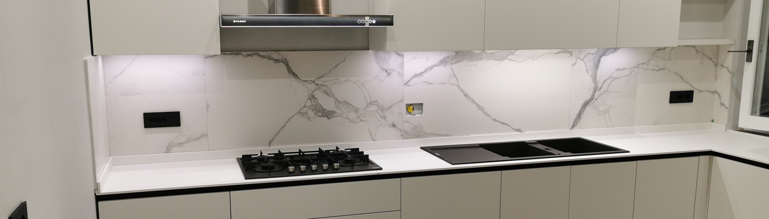 Cucina moderna bianca ad angolo Freya Artigianale da Mobilike a 6697€.